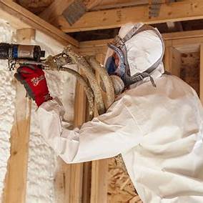 Работа мастера с распылителем